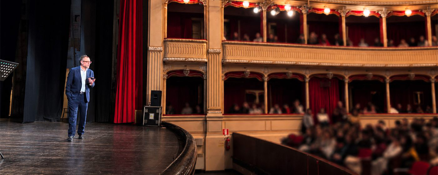 Giammaria de Paulis sul palco di un teatro